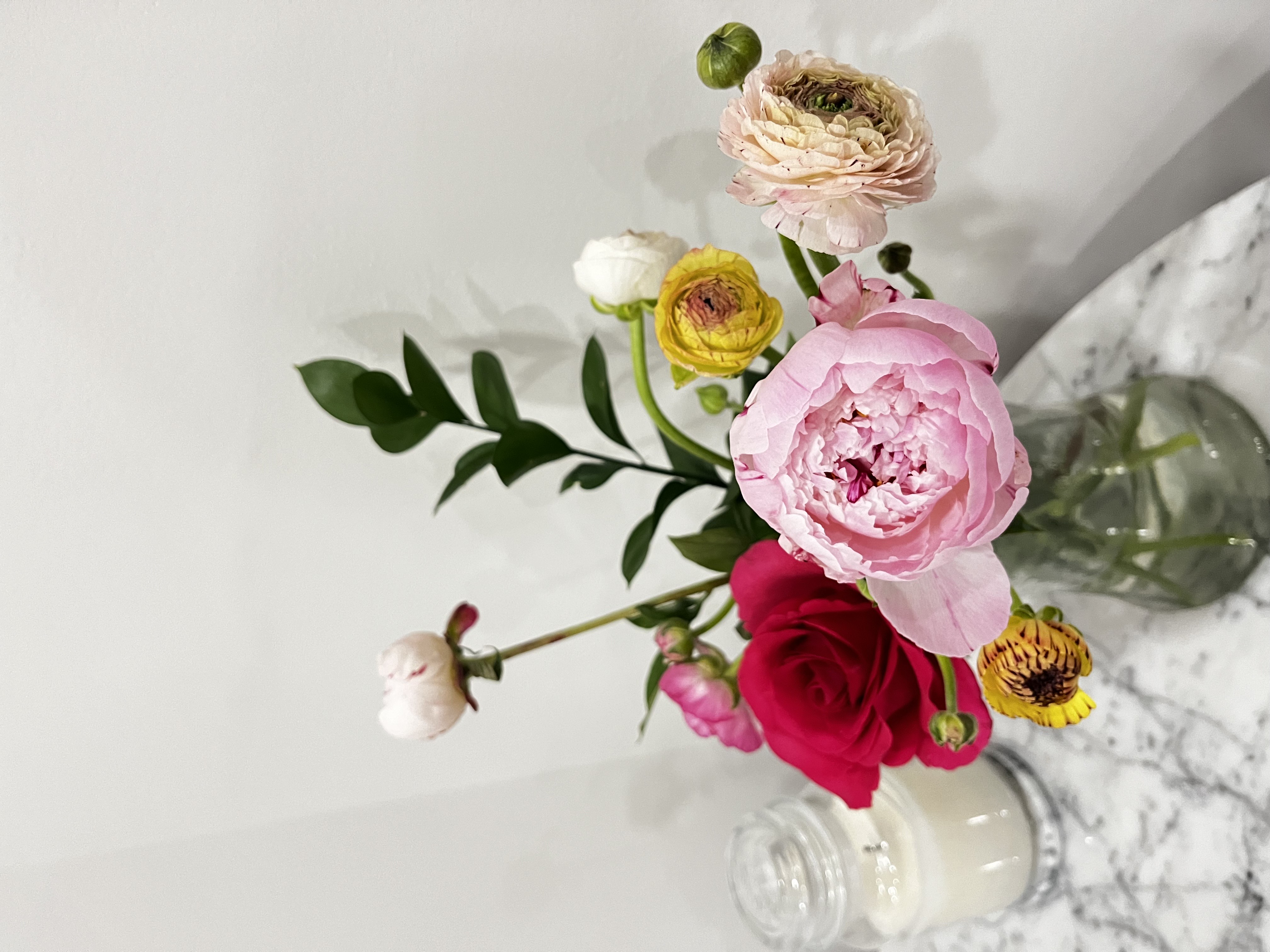 flower arrangement by Chisako Goza